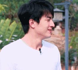 林更新评论区网友调侃“被猴子拒绝是什么体验？”，他直接翻牌回怼“你好像把脑子给颠