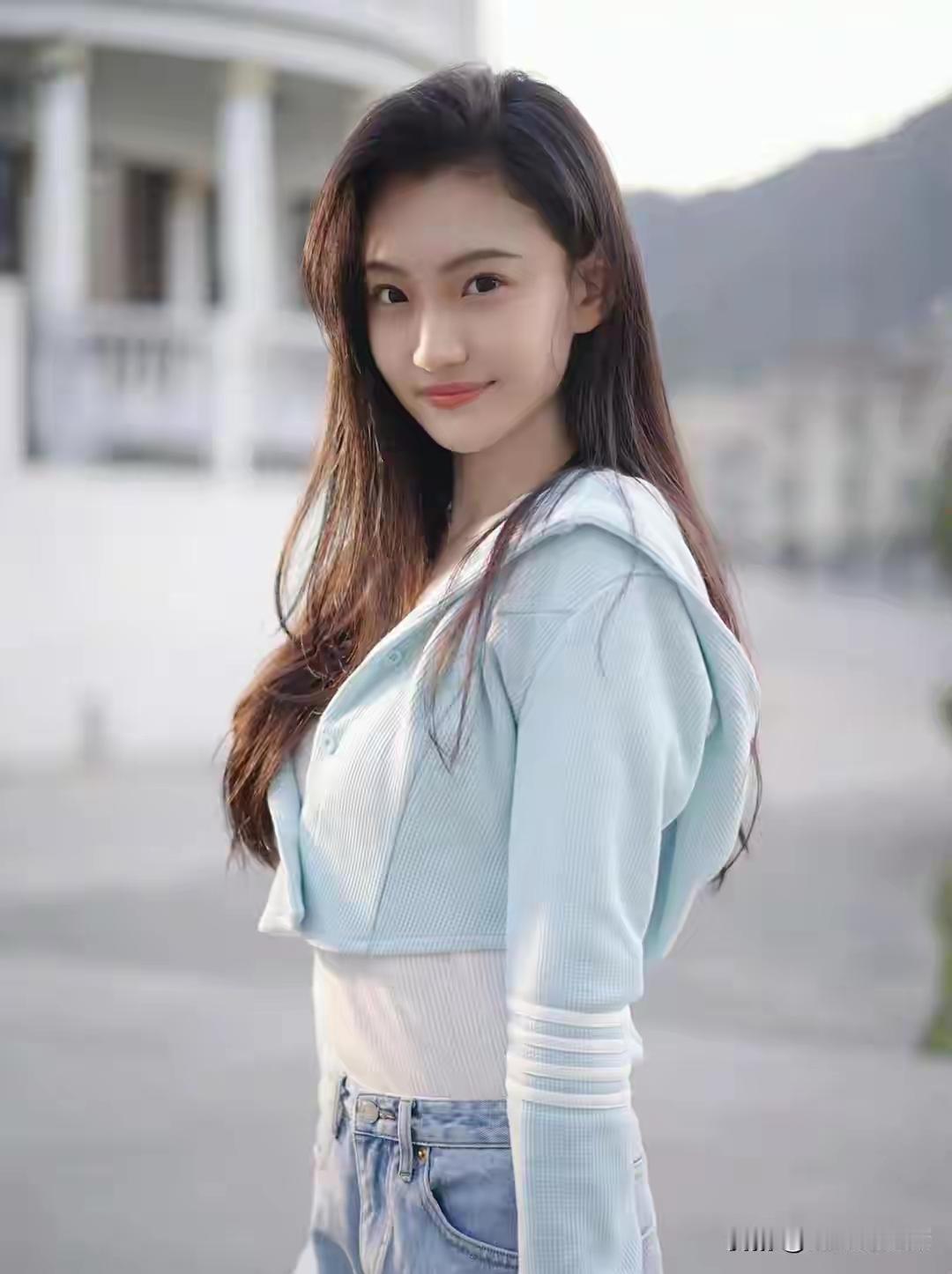 北电校花朱雅婷瓜子脸精致小巧下巴微翘弧度优美宛如天成艺术品。朱雅婷，