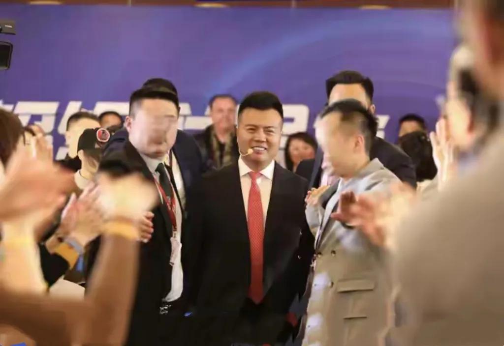 骗3.8亿！“亚洲第一潜能大师”二审仍获无期，妻子刑期却减了？号称能教你“