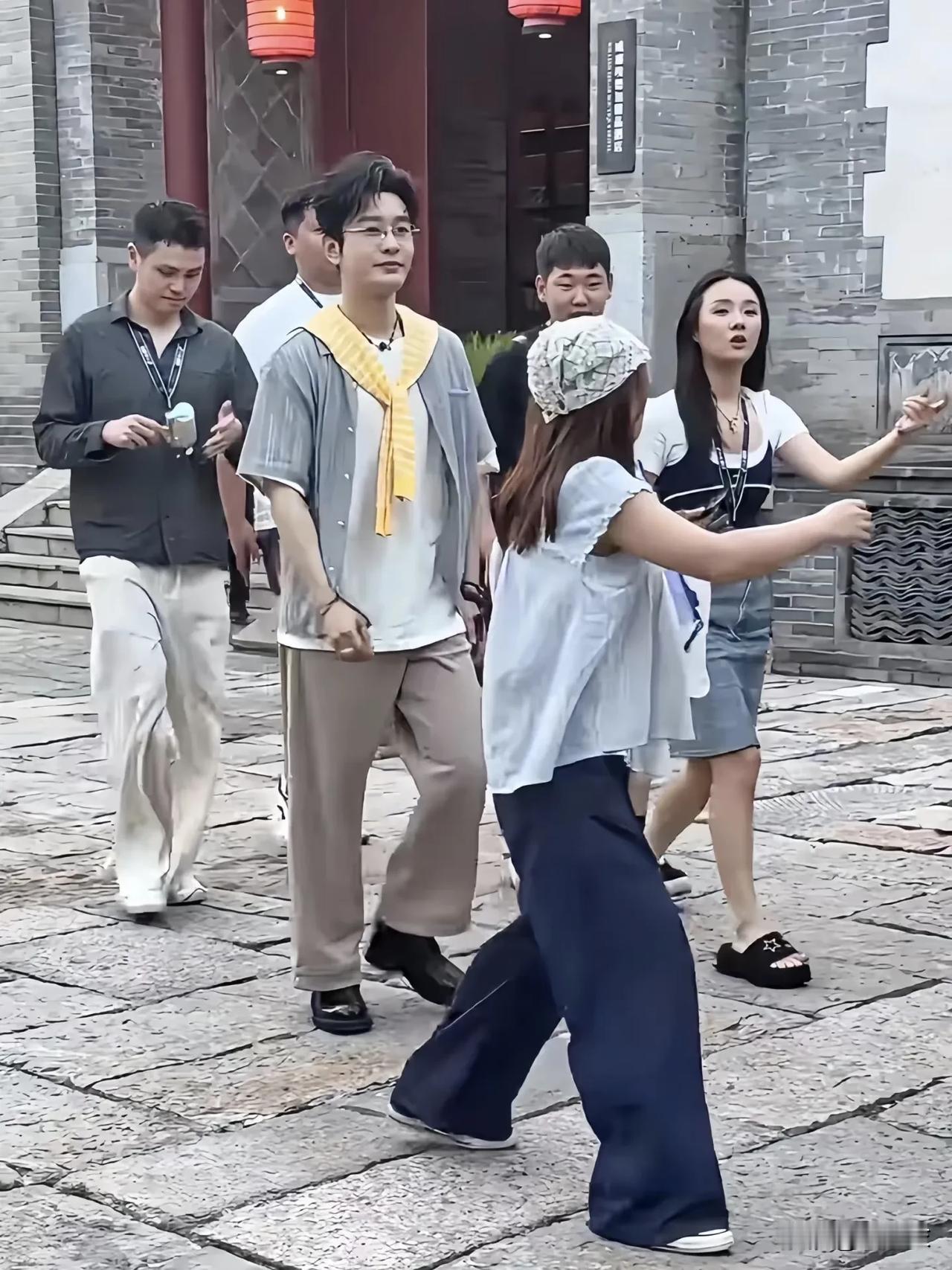 47岁黄晓明这状态真好，他的身材高高瘦瘦，颜值一如既往的年轻英俊，头发也很多，气