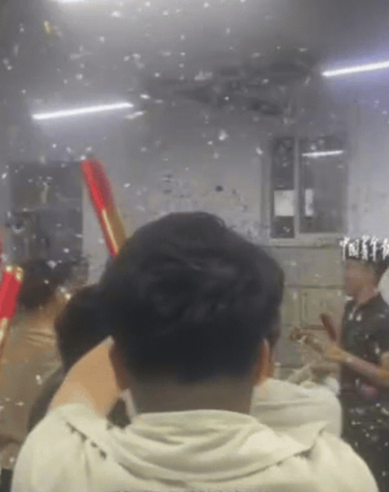 泪目！山东聊城，上晚自习时，班主任得知班上2个男生打架，刚走到教室，就看见一个男