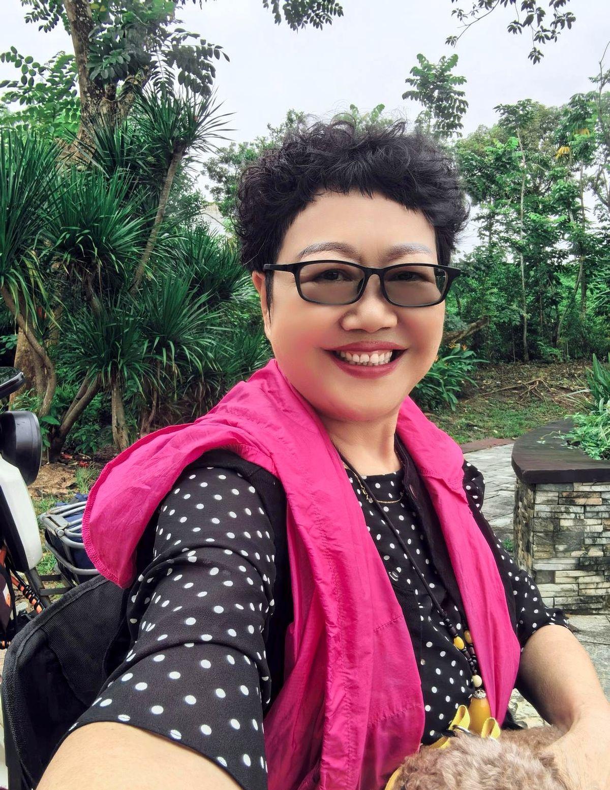 这样的吃相，应该改了！进来一位海南男士，鞋脱了，盘腿坐在那里等着美食。臭脚的