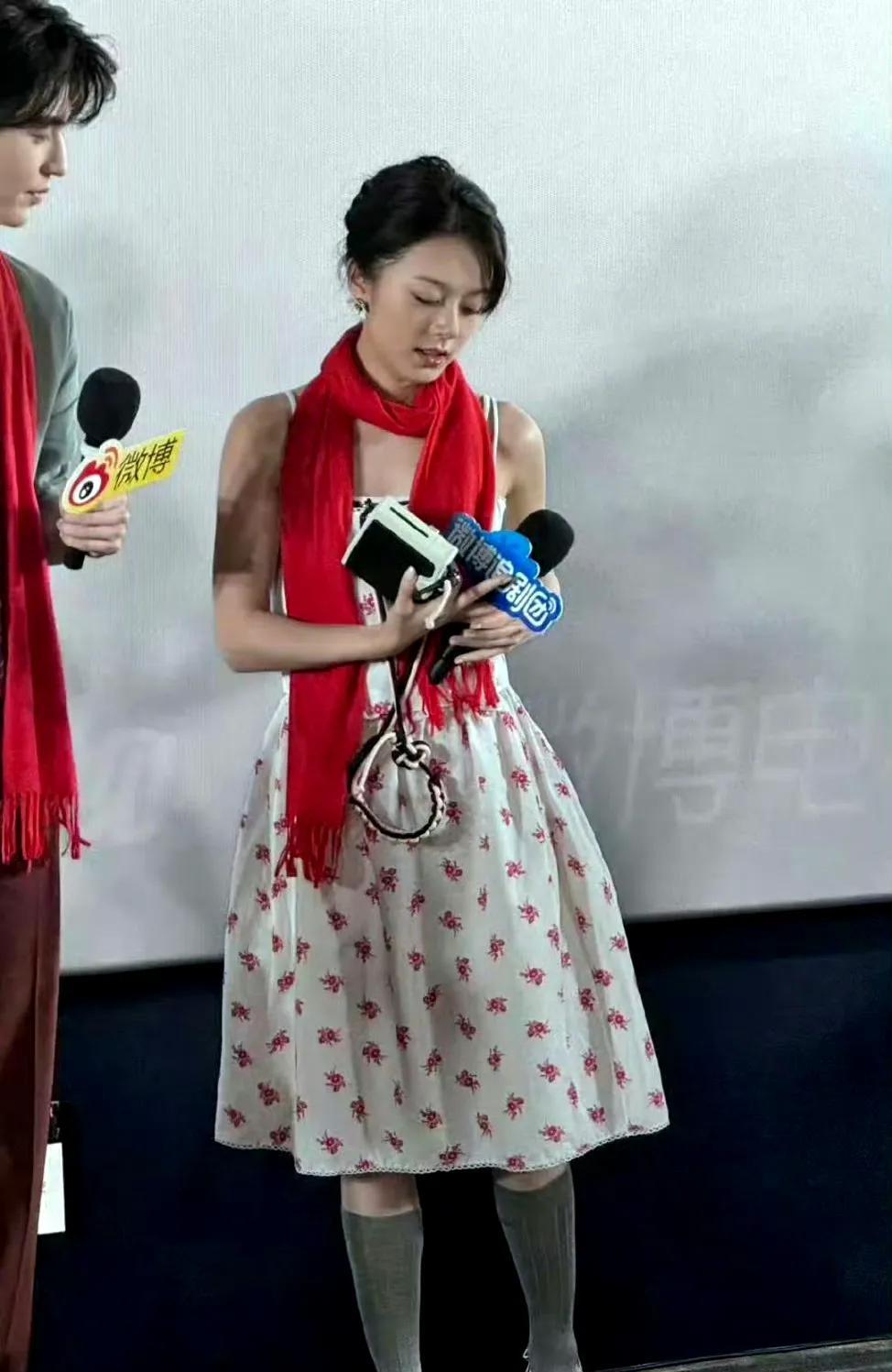 我挺喜欢赵今麦的，但是能不能换个造型师啊！这袜子认真的吗，这个造型必须要腿很长很