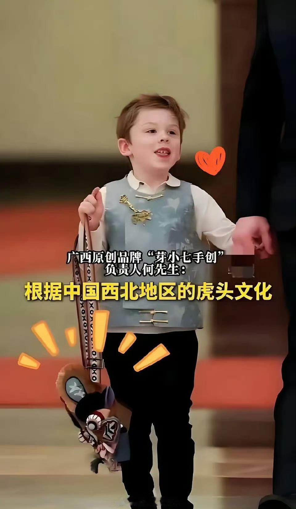 马斯克太喜欢这个小儿子X了，走哪里都带着。虽说他孩子不少，但对这个小儿子明显不一