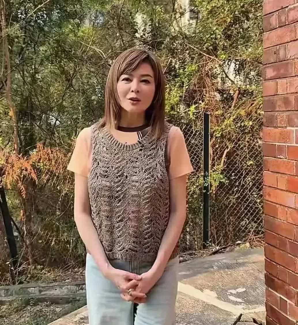 62岁关之琳罕见现身，当年女神如今也难敌岁月的侵蚀