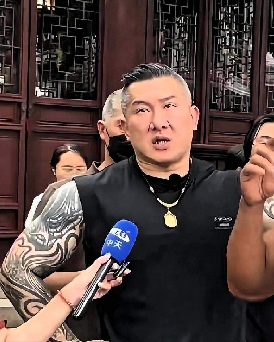 台湾那个“馆长”直接开麦怼国民党这次去大陆交流，我就送你们八个字：摆正位置，