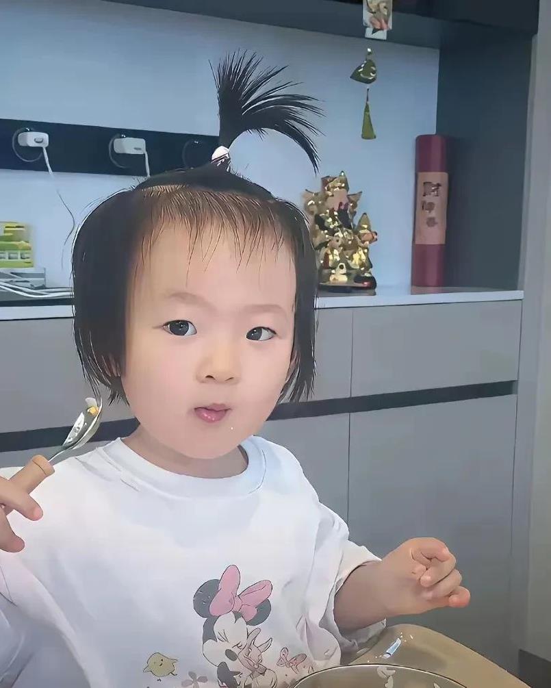闪闪这个宝贝真是越来越可爱也越来越像思聪了！天呐，居然说她不是思聪的孩子，大