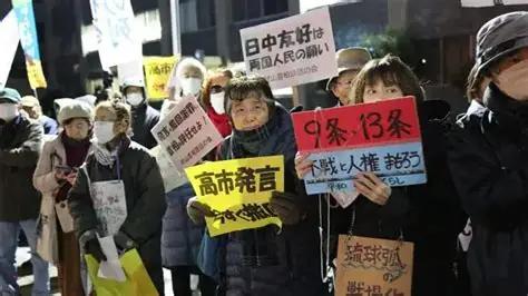 有一个现象，每次日本政府做了错事，就会有极少数日本老百姓上街游行表示反对，而且只