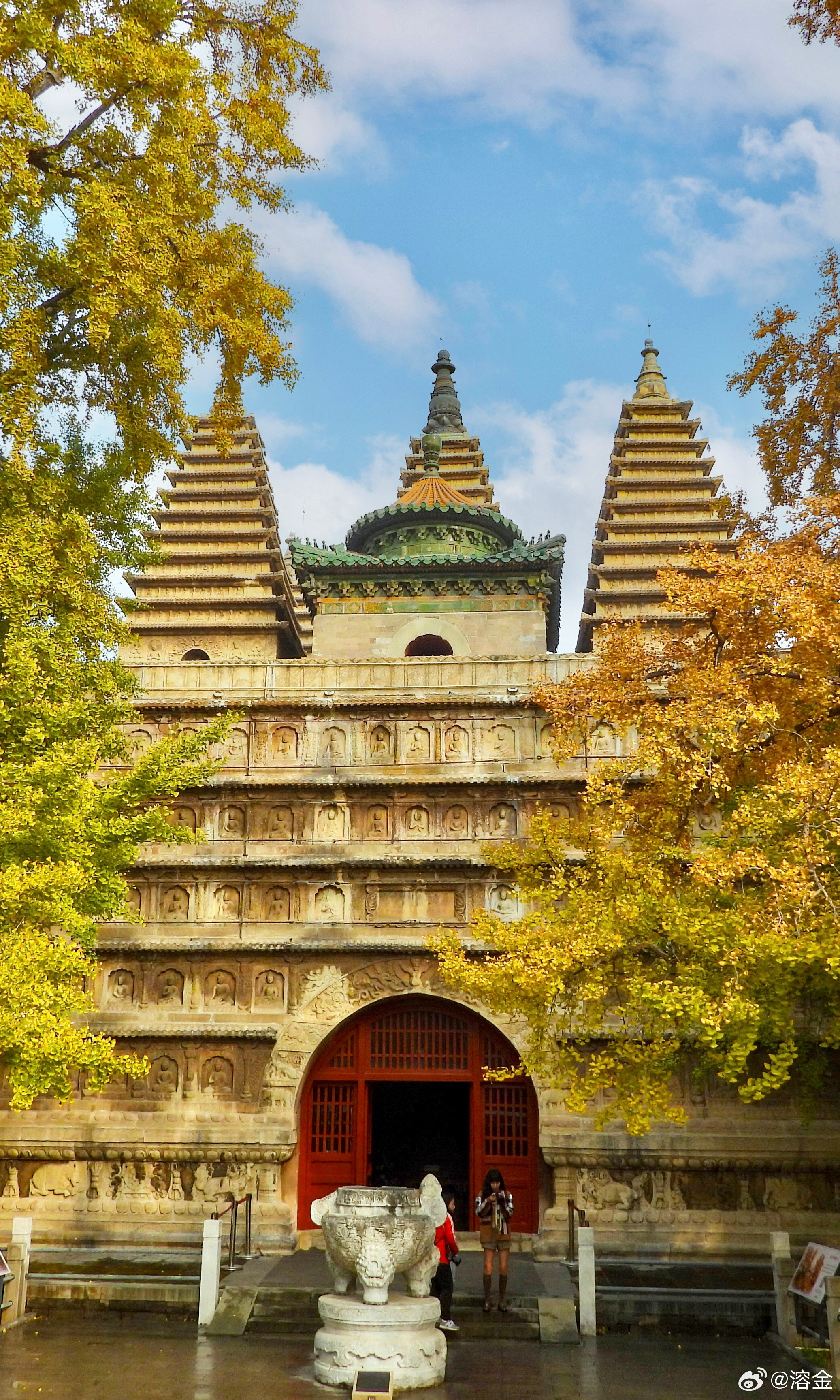 【五塔寺】古寺塔如笔，银杏画秋章。客来阶下立，仰见柿子黄。摄影​​​