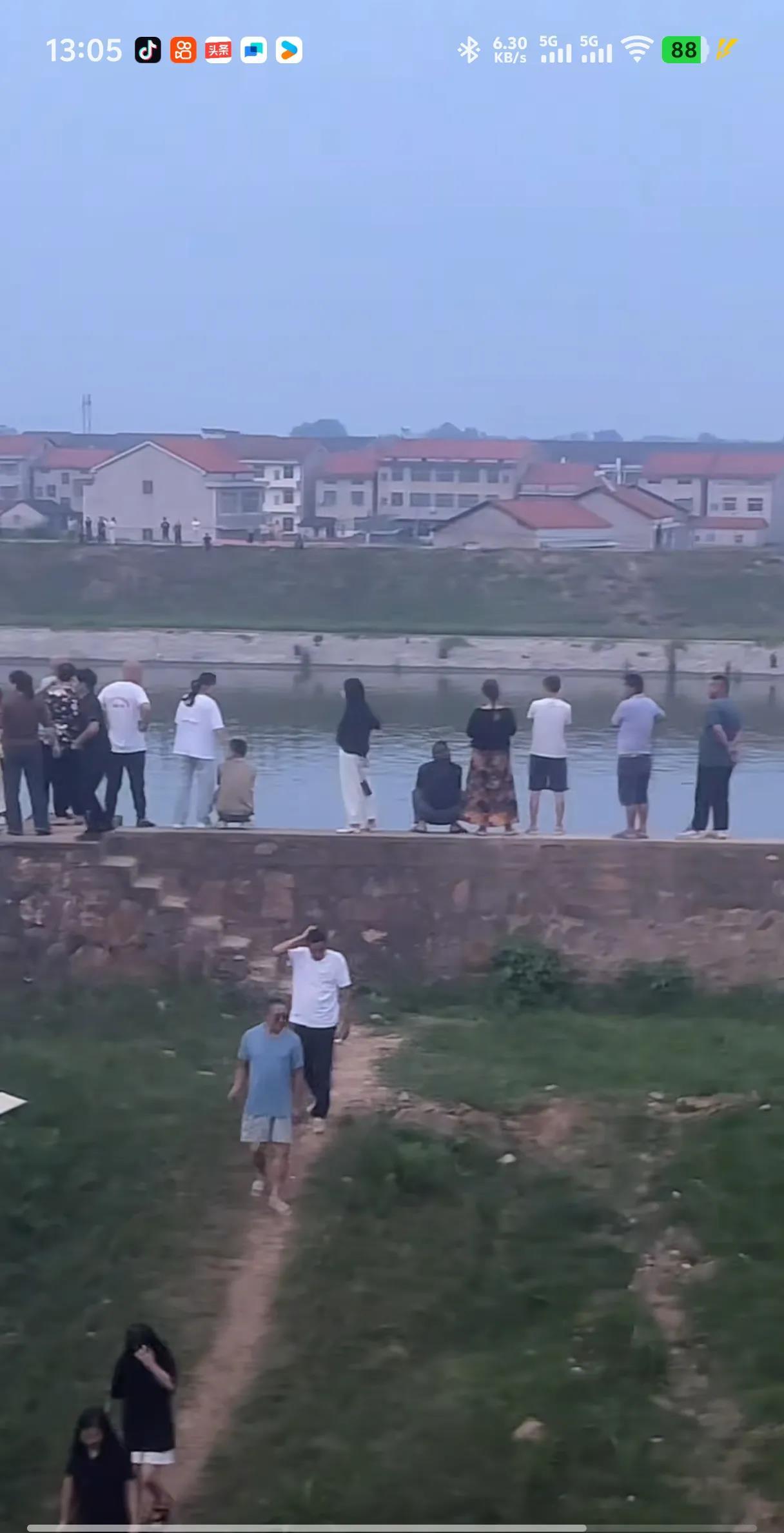 母子跳河，又一起因手机引发的悲剧！6月24日，澧县冷水河发生一起跳河事件