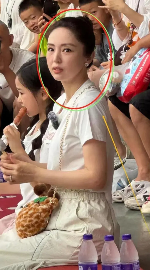 大家不要羡慕董璇找个小老公了。说实话，董璇和张维伊的婚姻肯定不长久，看看董璇这