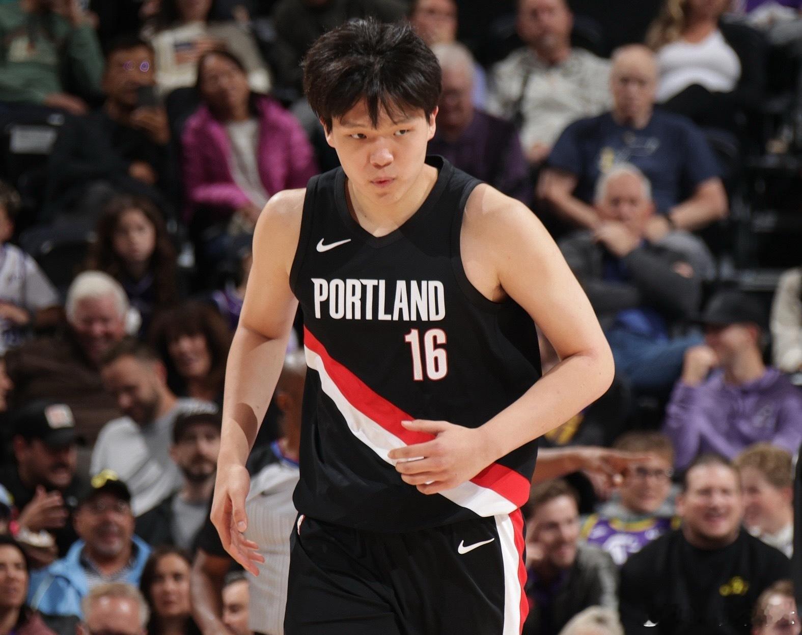 火箭中锋亚当斯近日更新社媒，分享了自己对中国球员杨瀚森的看法。主持人问到：“新秀