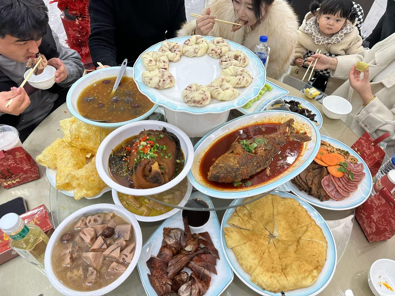 今天又是吃席的一天今天又来吃席啦！一进大厅就被这一桌子硬菜给镇住了。