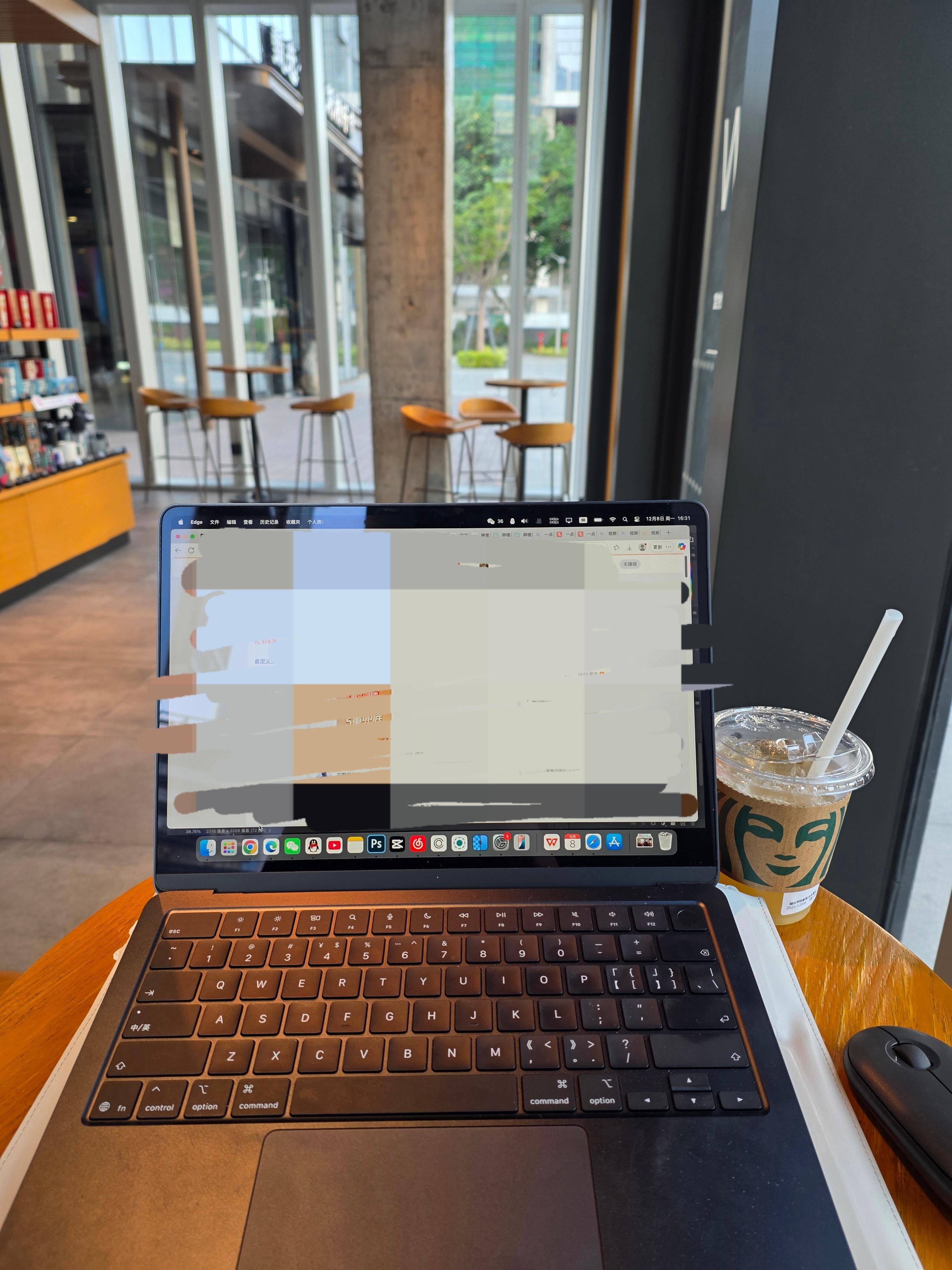 星巴克确实有魔力，进来第一项不是点咖啡，而是不由自主的把电脑打开沉浸在工作中不能