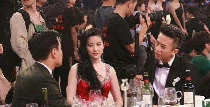 刘亦菲：要不我起身，你俩慢慢聊！​​​