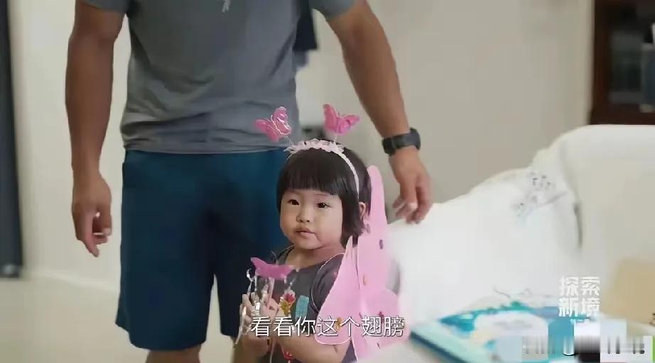 王一博这“孩子王”属性藏不住啦！去周鹏家做客，周鹏女儿全程紧盯，任老父亲怎么逗都