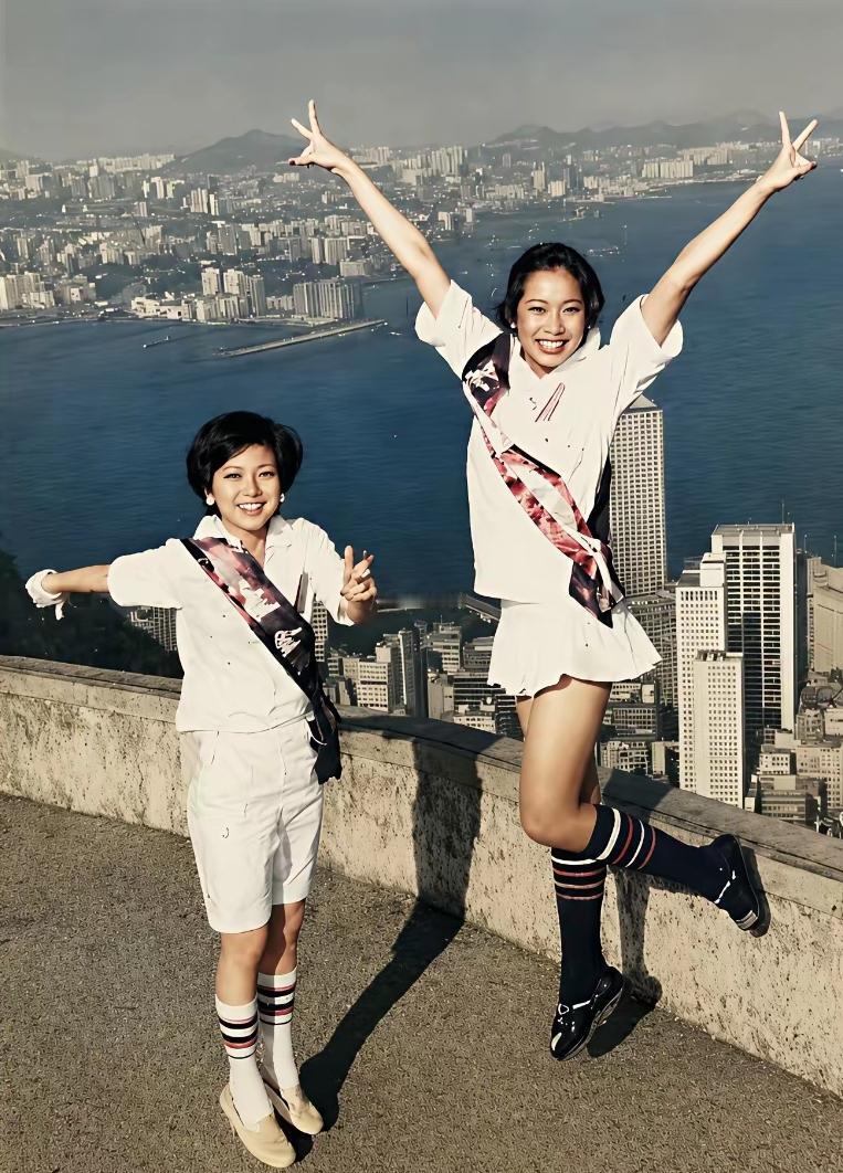 45年前的港姐同框旧照，惊艳了一整个时代。一位凭着大胆作风轰动香江，在演艺圈肆