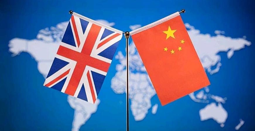赶在访华前，英国首相斯塔默给我们送了一份大礼！1月20日，根据法新社报道，停滞三