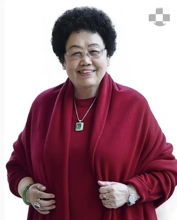 陈丽华身家505亿，管着3000人。她考核员工，最看重一条：儿孙吃饭时，有没