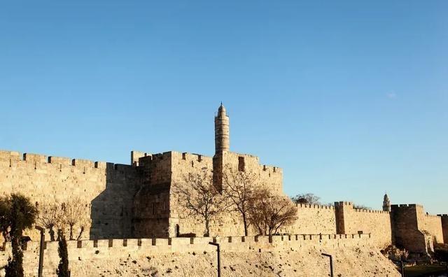 所谓的多面夹击以色列，其实没什么用。这种拿导弹或者火箭弹随机打打的，所谓的几面夹