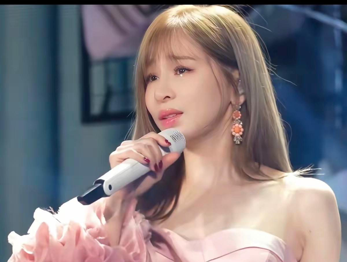 王心凌在低谷期的时候，大量买进了自己歌曲的版权，而且都是低价买的！现在她翻红了，