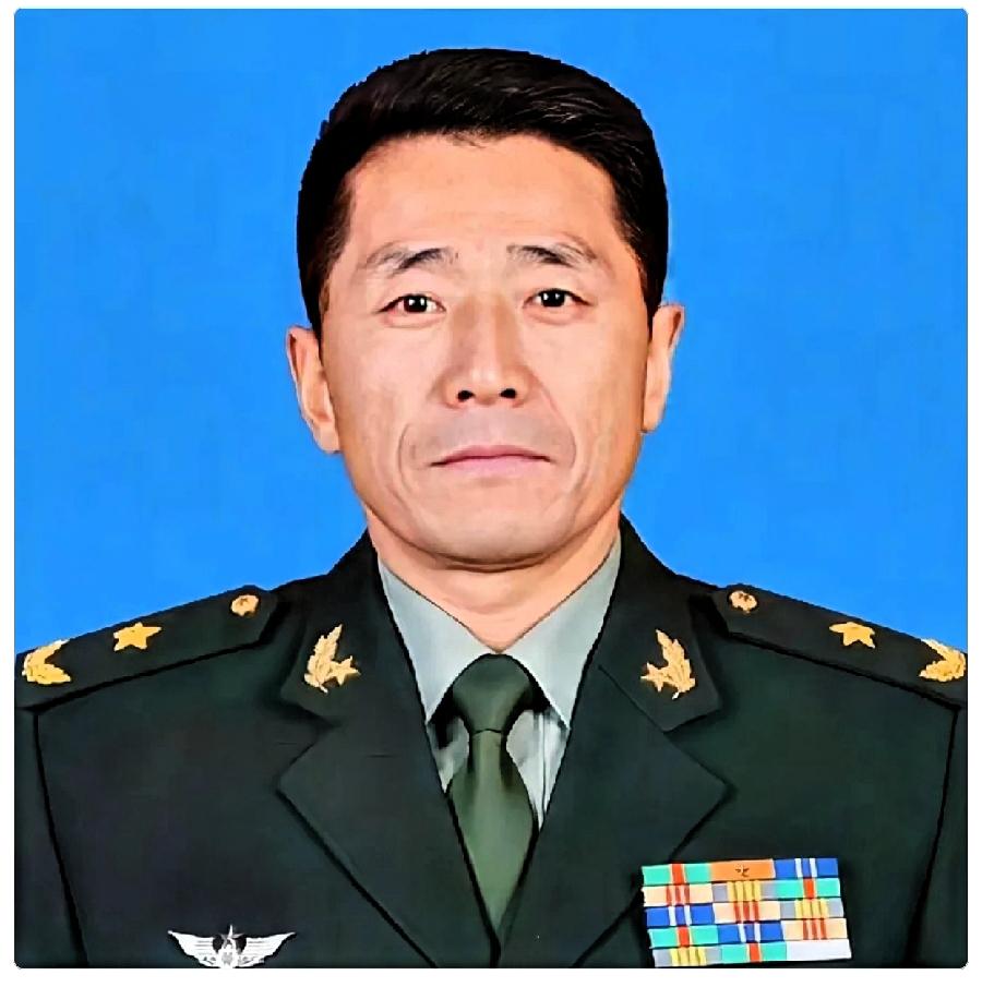 当兵的几乎都认识他，没当过兵的也听过他的传奇。从普通士兵到共和国少将，他就是和平