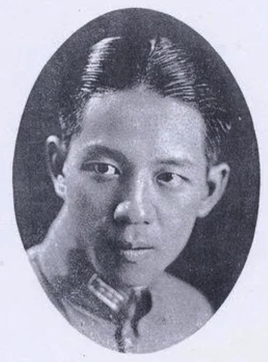 1937年南京沦陷，工兵营长躲进寺庙保命。日军起疑盘问，他结巴念起《心经》，这临