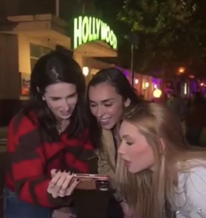 这女友绝对是真爱了！威尼修斯女友、米利唐妻子以及帕奎塔女友，他们在逛游乐园时关