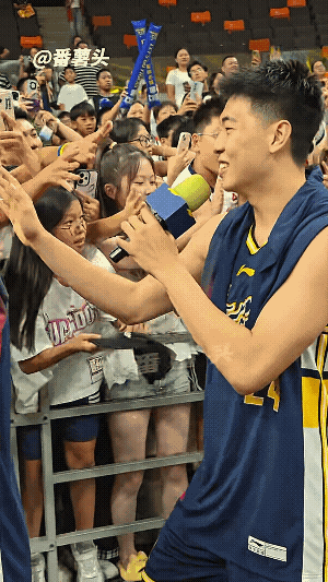 广东宏远球迷嘉年华，崔永熙展现温情一幕！宏远一年一年嘉年华圆满结束，崔永熙不