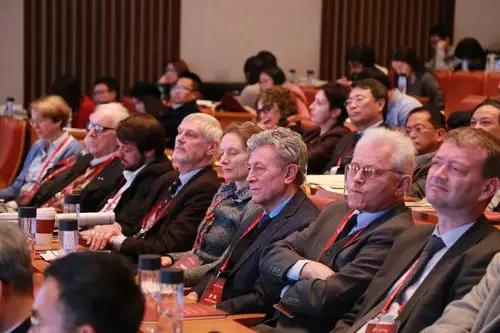 华盛顿一纸禁令砸下来，三十所顶尖理工大学的校长们连夜开会。八月底之前，所有和中国