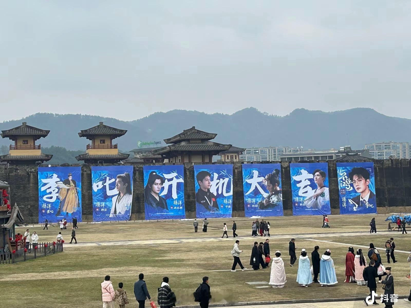 刷到了不让江山开机杨洋巨幅海报，这张脸就适合放大观看仔细欣赏呀。