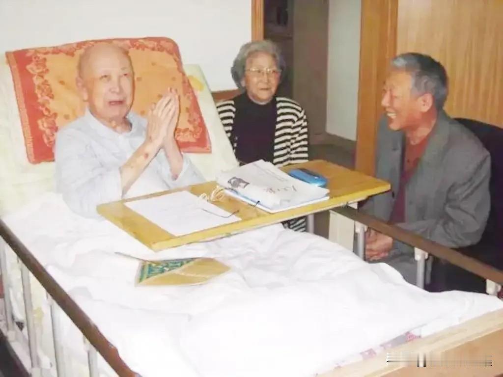 2004年12月10日，​孙家栋看望老师钱学森与夫人蒋英（中）的场景，​汇报探月