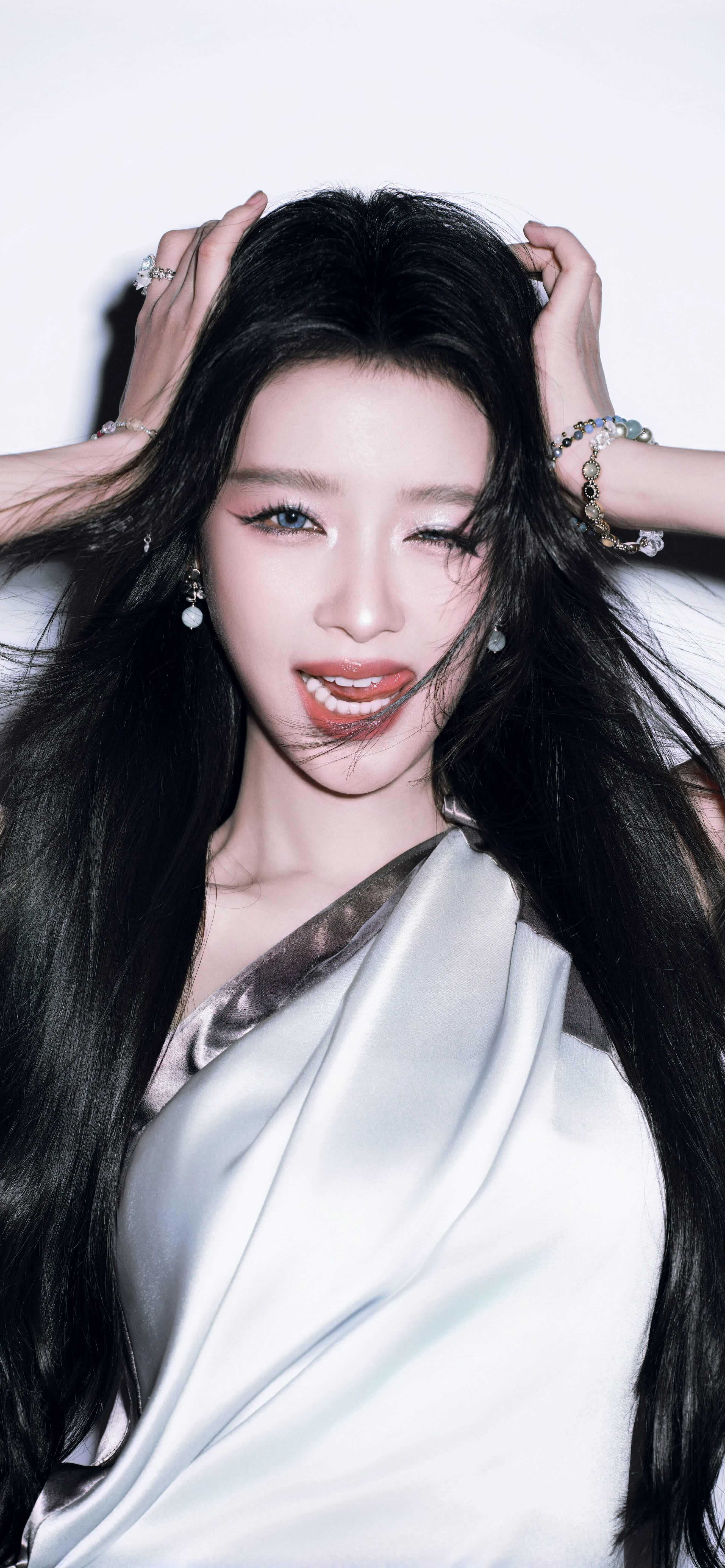 𝓢𝓱𝓪𝓻𝓮║精美明星壁纸孙怡“越过去，知晓那山并非世界的尽头。”