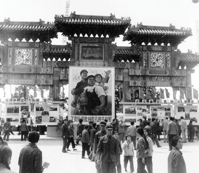 1967年，北京颐和园云辉玉宇牌楼。