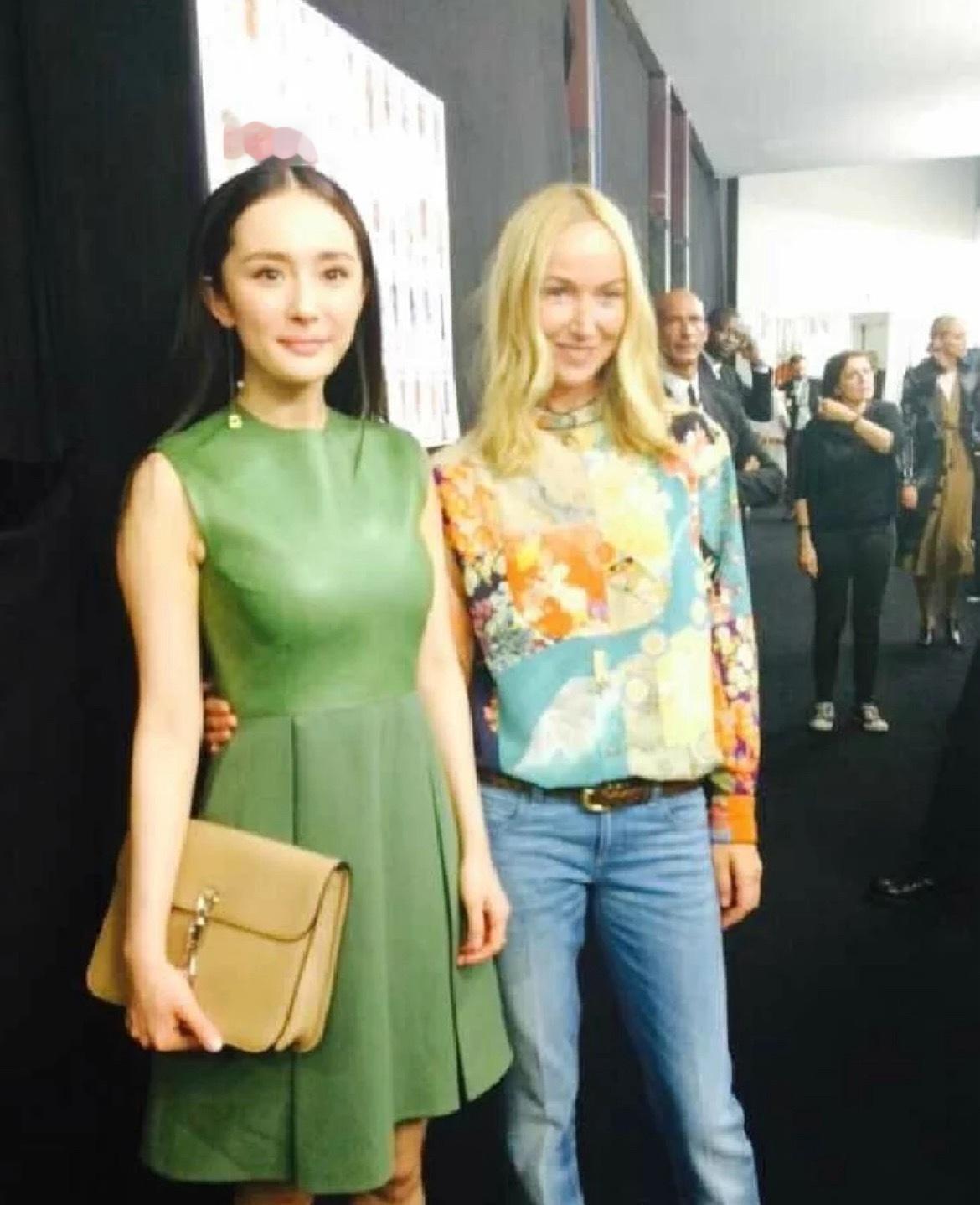 来看看各种合照里的杨幂美的太突出了