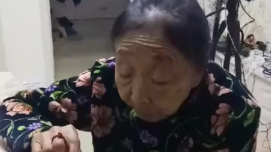 老妻今天晚上吃的炸鸡架，吃的好香呀。