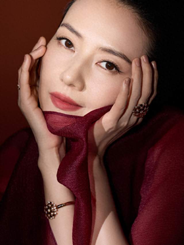 46岁高圆圆优雅穿搭解析！酒红色披风长裙+大光明发型太吸睛