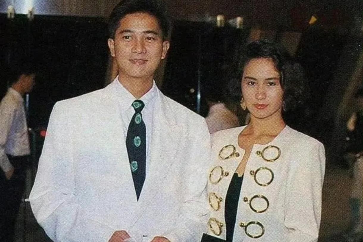 温润贵公子Danny（陈百强）往那儿一站，风度翩翩，气质天成。与当年女神同框的每