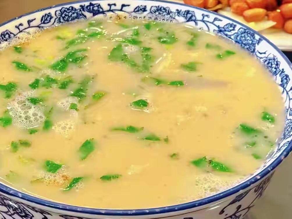 来山东菏泽必吃的“6大美食”1、单县羊肉汤2、鄄城烧羊肉3、东明粉肚4