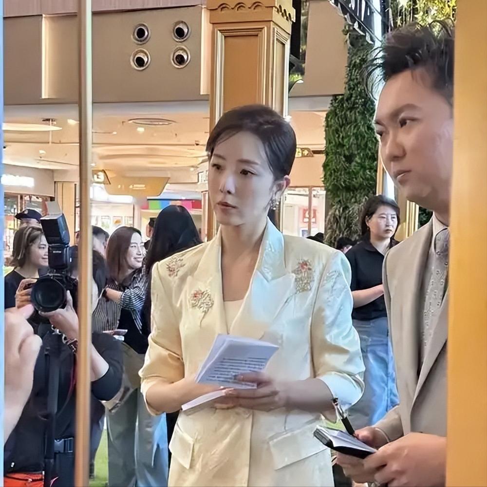 落地凤凰不如鸡？离开央视为钱奔波的李思思，走向了一条上坡路。   主