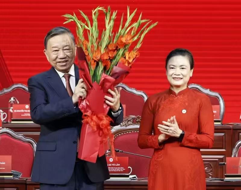笑容可掬！距离上一次苏林手捧鲜花，已经是两年前的事情了。上一次是苏林刚刚进入四驾