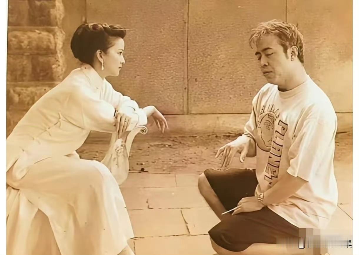 1990年代初期，导演陈凯歌为电影《风月》选角时，亲自给何晴讲如何演出女人的妩媚