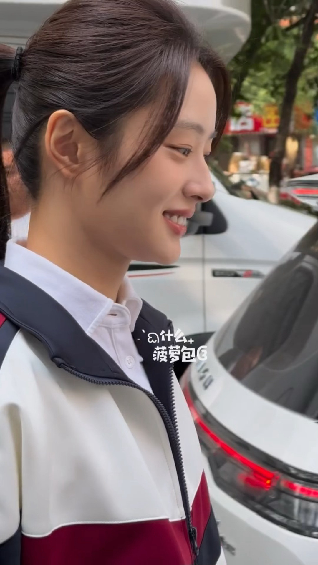 校服就是此女的统治区，学姐你要我微信不？徐若晗一路灿烂校服造型路透​​