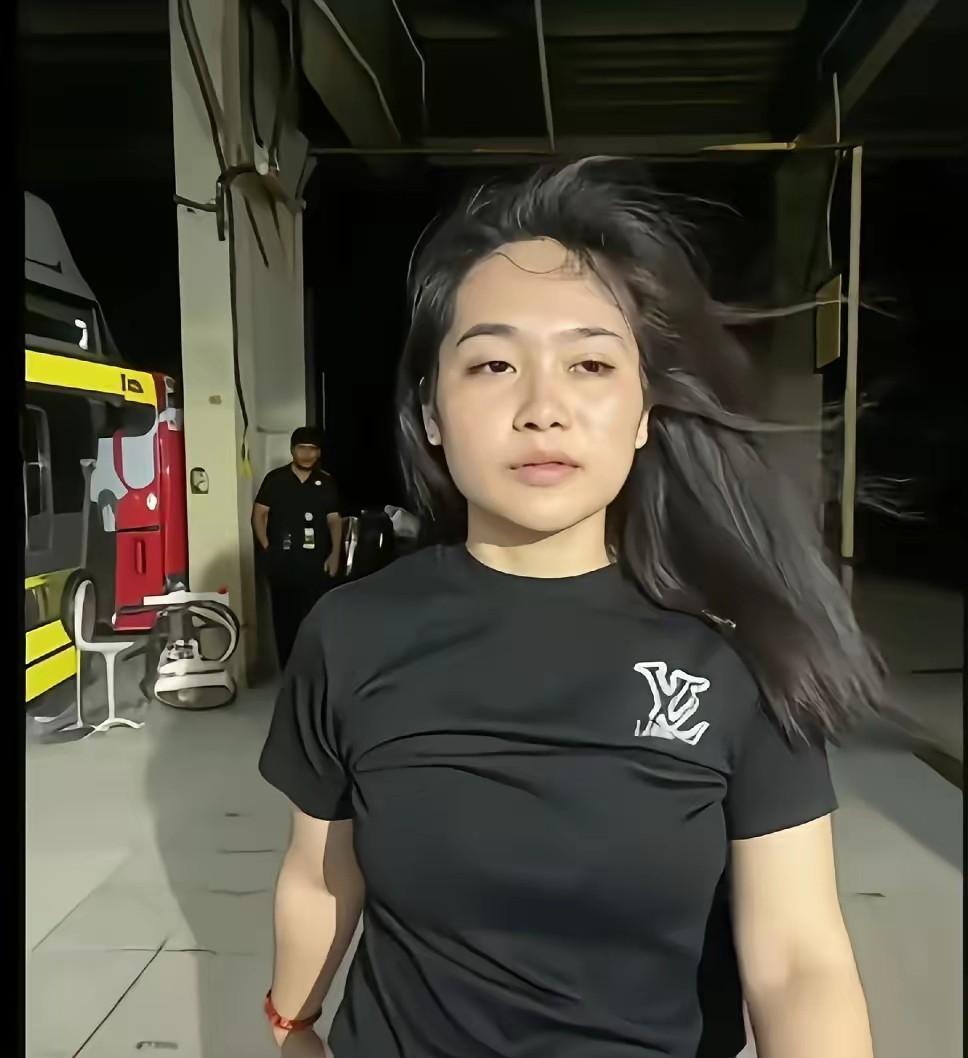 梳理柬埔寨金边法院押囚现场，玄衣女侠忽现，举枪助六名贫苦囚犯脱逃，引发全城轰动。