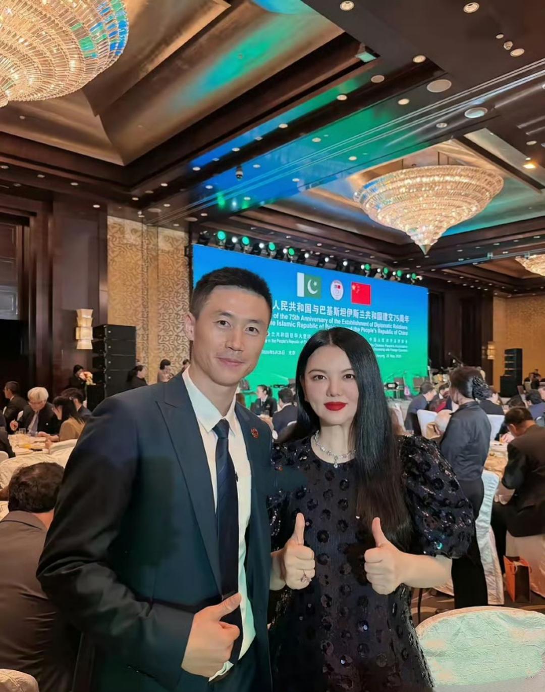 李湘受邀参加中巴建交75周年庆典活动，她现场和中国国际文化传播中心执行主席合影，