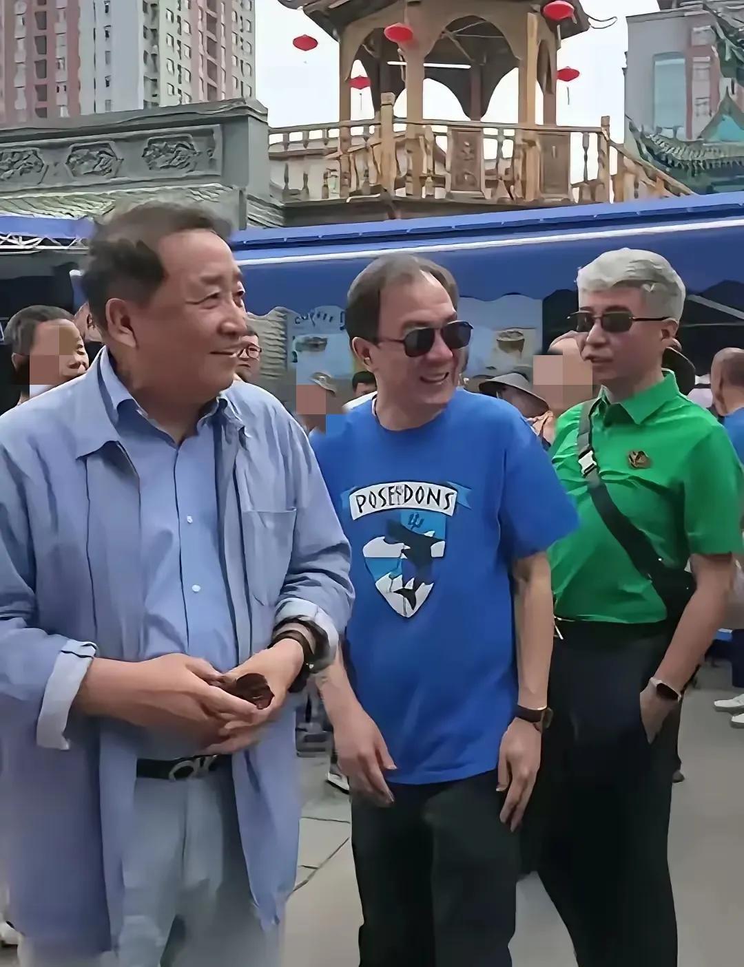 姜昆老师，去新疆说相声了！近日，相声表演艺术家姜昆老师，带着他的爱徒戴娶婶和周
