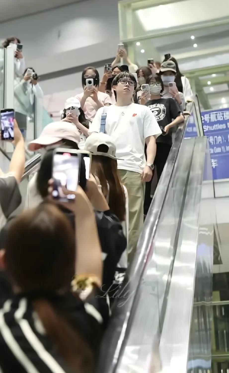 大头心想：真的无语，好窒息[捂脸哭]看着他好无奈，好气呦要了命了满脸的无奈又