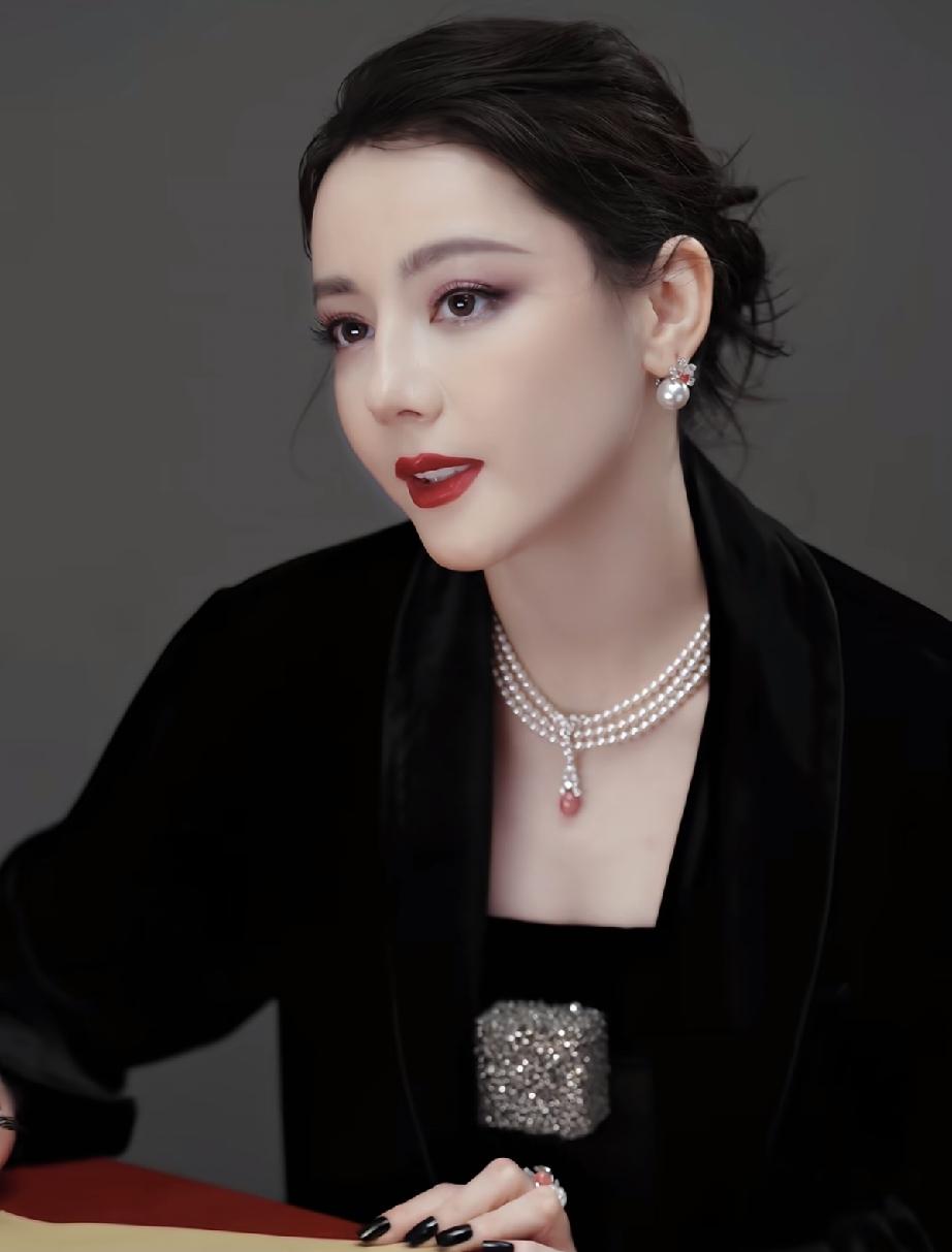 迪丽热巴近照曝光，越来越成熟了，气质虽然挺好的，但没有以前的清纯了，眼睛里还有一