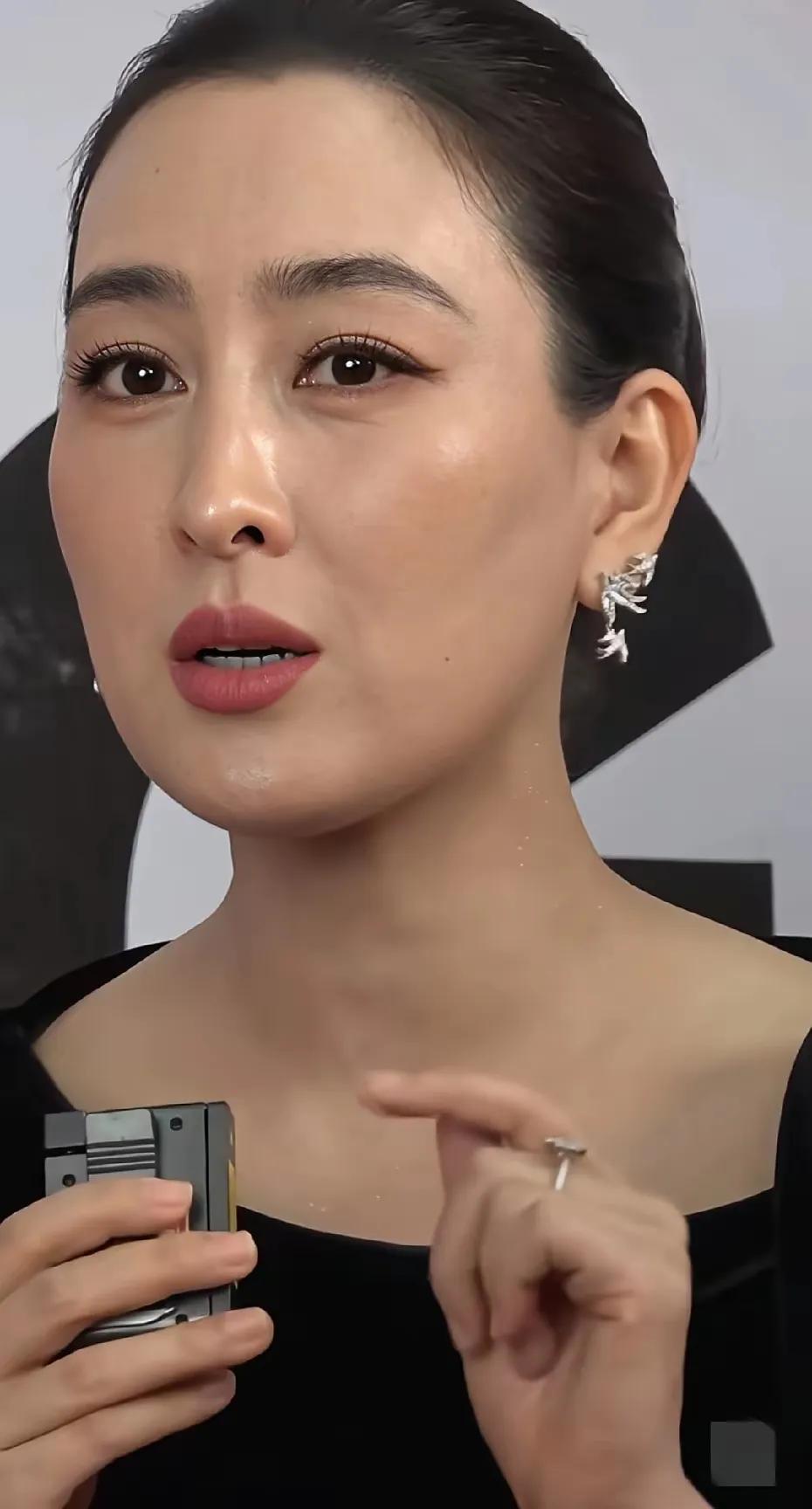 44岁的马苏确实依然靓丽，不过这靓丽不只是外表。在《树影迷宫》里，没滤镜、镜头怼