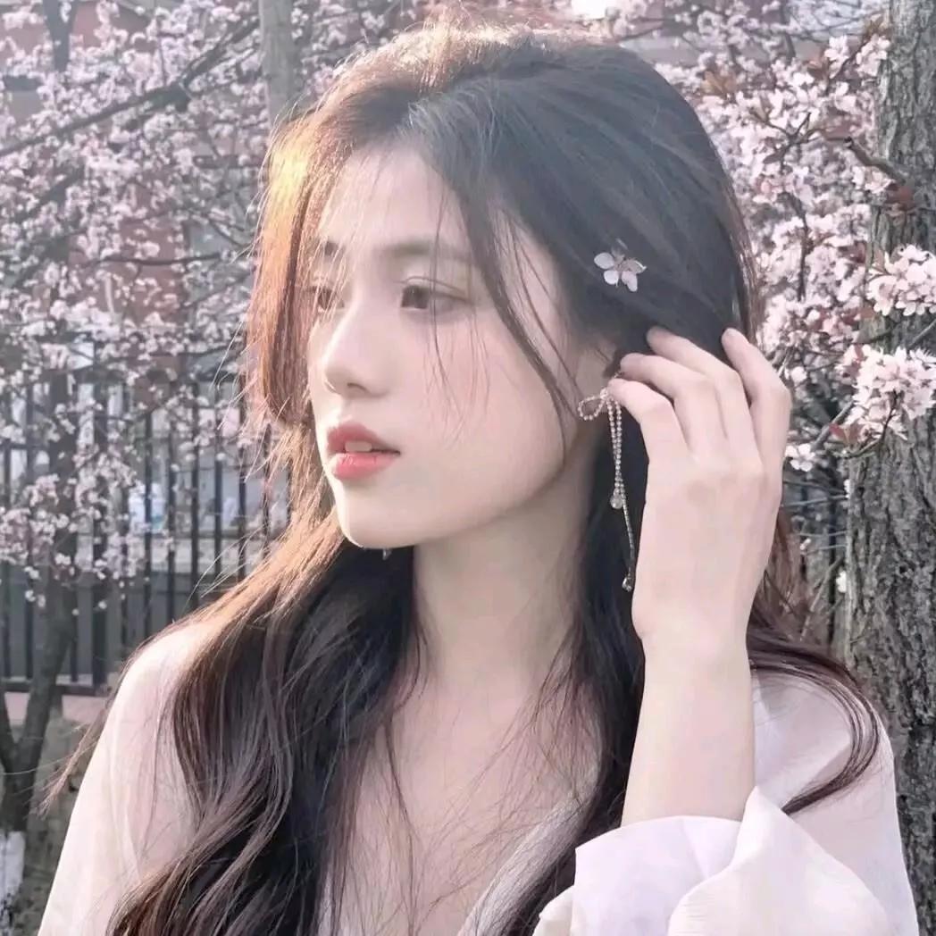 樱花树下，温柔少女，静谧美丽。樱花氛围感照片樱花美照唯美樱花瞬间路过的风景